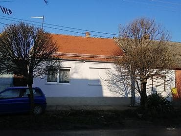S ulične strane nova PVC stolarija, nov crep, zidovi debeli preko