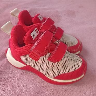 Dečje patike adidas x LEGO, crveno–bele. - Model sa LEGO detaljima na