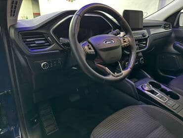 hecbek automobili: Plavi Ford Kuga, SUV model sa petoro vrata, opremljen je automatskim — 3