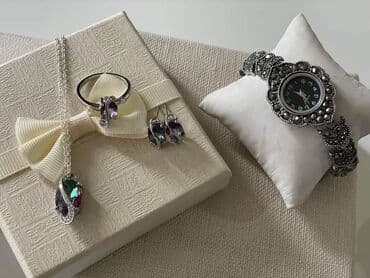 srebrni komplet nakita: Komplet nakita sa kutijom
Cena 2000din — 13