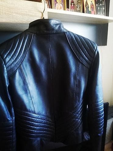 MONAnska kožna jakna, crna, kratkog kroja. Moderan dizajn sa visokim — 2