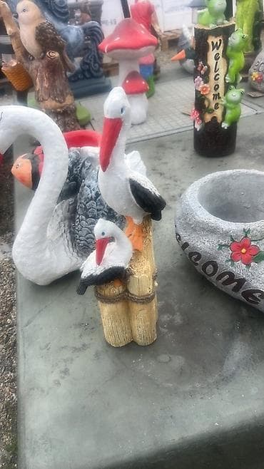 forma ideale komode za bebe: Dekorativna figura za dvorište – rode na drvenim stubovima - — 1