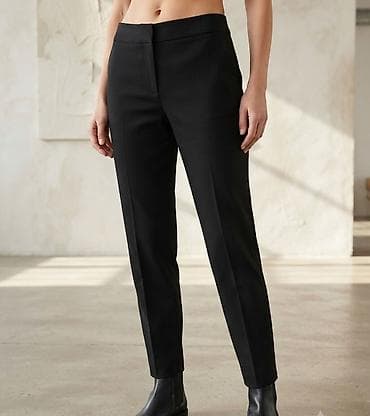 Ženske elegantne crne pantalone sa ravnim nogavicama i suptilnim