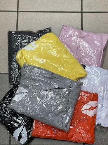 stumble guys duksevi: Krop top duks sa kapuljačom motiv usana i sa uckurom. Dizajn:mali — 4