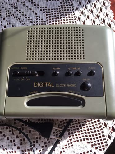 radio ritam srca: Ispravan radio sat Fugison sa alarmom za buđenje, crvenim svetlećim — 7