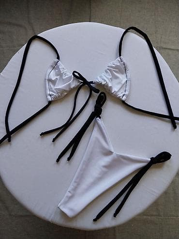 Bikini komplet – dvodelni, bele boje sa crnim vezicama. - Gornji deo