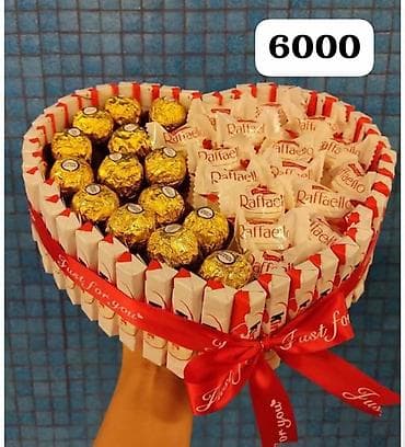 posuda za secka: Srce-kutija puna premium čokoladnih pralina i Raffaello slatkiša. - — 1