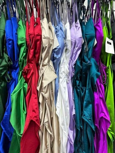 crna uska haljina na bretele: 2500 — 3