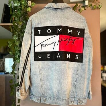 Ostale jakne: Tommy Jeans teksas jakna, svetlo ispranog denima. Na leđima veliki