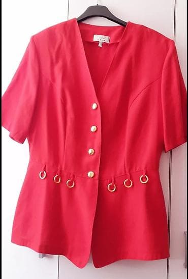 Elegantna crvena ženska bluza/saketić sa kratkim rukavima i V-izrezom