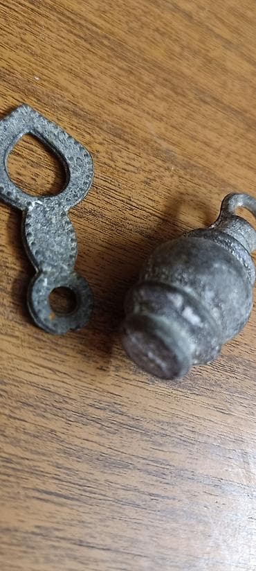 drvene nogice za namestaj uradi sam: Stari metalni ukrasni delovi – set od 2 komada Opis: - Dva masivna — 2