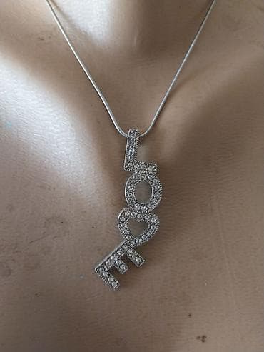 Ogrlica sa priveskom “LOVE” – ključ - Materijal: metal u srebrnoj