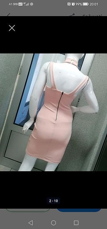 haljine deda mrazice: Elegantna, roze haljina sa ukrasnim izrezima na grudima i vratu — 2