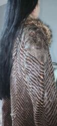 prsluci sa krznom: Dugački ženski kaput od krzna, elegantnog kroja sa naglašenim šarama u — 2