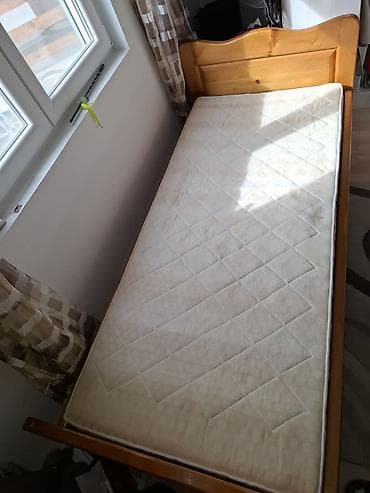 Stolovi: Krevet na prodaju. 50 e sa dusekom ili bez . dobro ocuvan. Dimenzije — 3