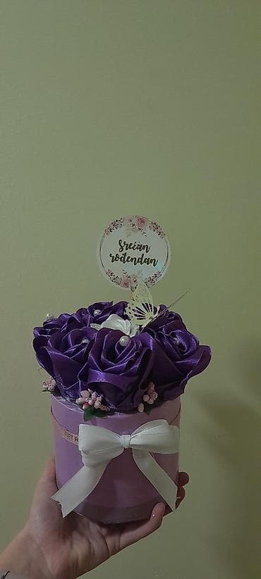 Ručni aranžman u kutiji – „Srećan rođendan“ - Elegantna okrugla — 1