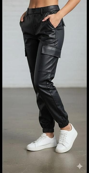 Ženske cargo pantalone od eko kože, crne boje. Moderan kroj sa
