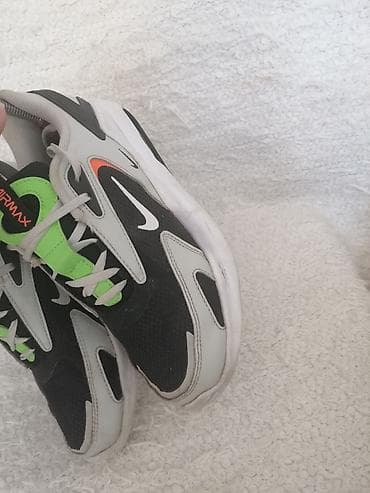 cipele niska stikla: NIKE AIR MAX patike br 39, dužina unutrašnjeg gazišta 24,5 cm. Slanje — 8