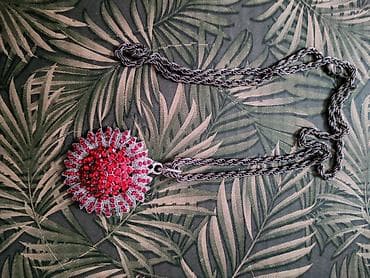 Ogrlica sa velikim cvetnim priveškom od crvenih kristala - Upadljiv