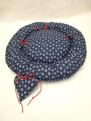 Ležaljka za mačku teget Tapacirana mekim punjenjem. Prečnik cca 50cm