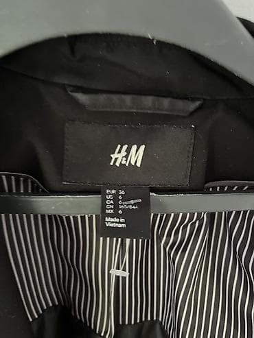 sinsay blejzeri zenski: H&M ženski blejzer, crne boje, elegantnog kroja sa reverima. Model — 2
