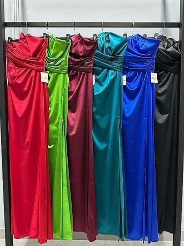 Elegantna ženska duga haljina bez bretela, izrađena od sjajnog — 7