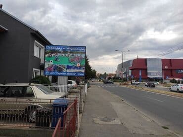 Veliki bilbord postavljen na fasadi zgrade. Bilbord je pravougaonog — 2