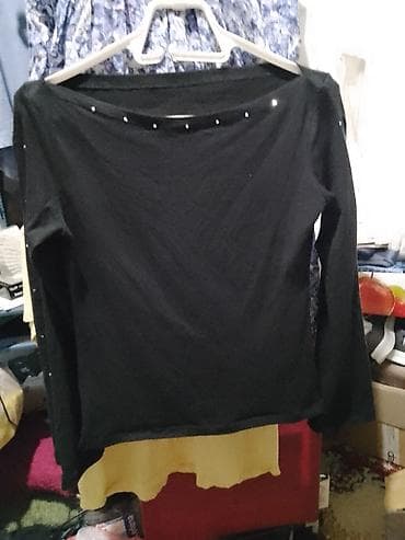 luna bluze 2023: Crna bluza sa dugim rukavima i sitnim ukrasnim nitnama. - Model — 1