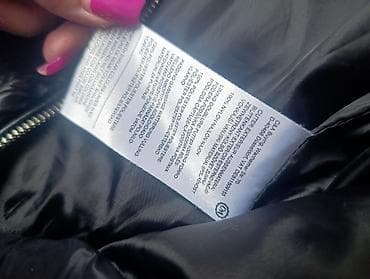 pull and bear muske jakne: Crna lagana jakna sa kapuljačom – perjana/pufer stil - Boja: crna, sa — 2