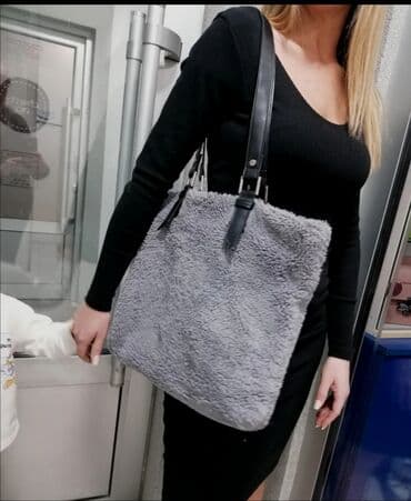 Torba od krzna
Predivna
Malo nošena
Super stanje