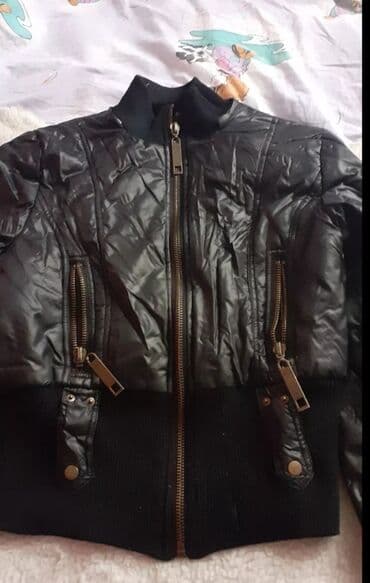 Crna ženska jakna – bomber stil - Materijal: sjajna, prošivena — 1