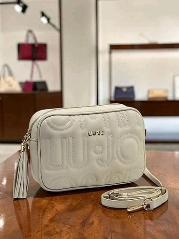 liu jo crna torba: Liu Jo crossbody torba – model sa reljefnim monogramom - Kompaktna — 4
