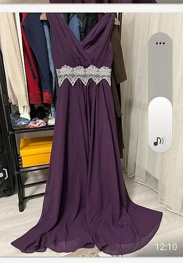 Elegantna duga večernja haljina u duboko ljubičastoj boji. Gornji deo