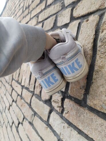 patike 32: Nike patike za decake br 33
Jedna malo zagrebana napred — 2