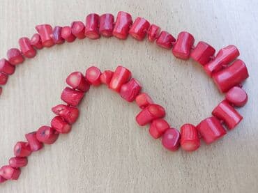 privezak za kljuceve na zvizduk: Ogrlica od krupnijih Korala Ukupna dužina-obim 48,5-50 cm, Stanje — 3