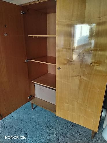vitrine retro: Retro spavaća soba: - 2 kreveta(bez dišeka), - 2 ormara, - 2 komode — 4