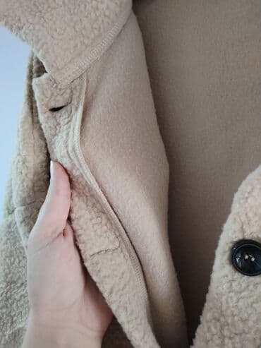 crna uska haljina dugih rukava: Bež teddy jakna/košulja (oversize kroj) - Materijal: mekana „teddy“ — 2