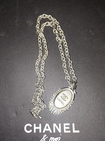 bugatti patike cena: Srebrnasti lančić sa ovalnim priveskom inspirisanim Chanel estetikom — 2