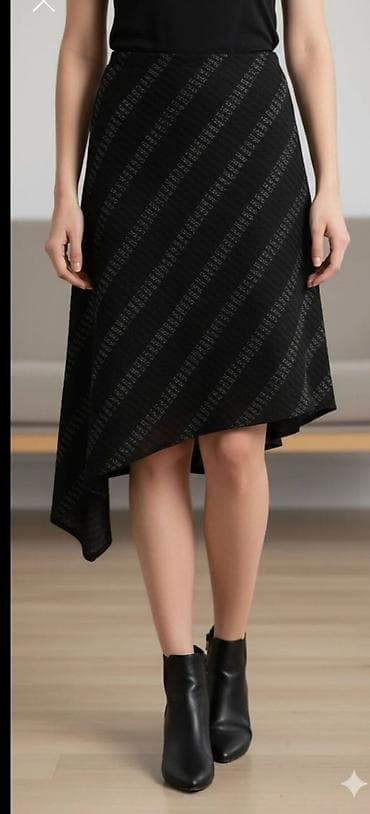Crna ženska suknja midi dužine sa asimetričnim porubom. Karakteriše je