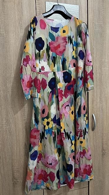 plavi sat: Haljina sa cvetnim akvarel printom - Model: midi haljina A-kroja sa — 2