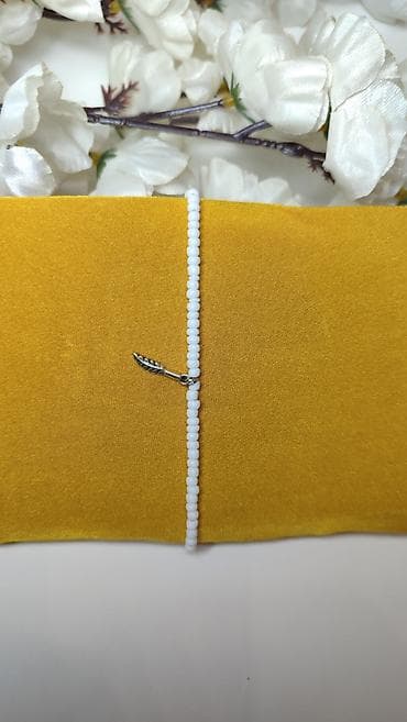 nike air force shadow: Delikatna narukvica od sitnih belih perlica sa metalnim priveškom u — 2