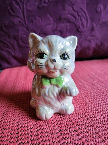 set porcelanski: Figura nova,vintaz,porcelanska sa sedef glazurom. Visina. 9cm — 1