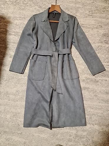 mona kaputi 2022: Ženski kaput/trenč mantil u sivoj boji, minimalističkog kroja. - — 1