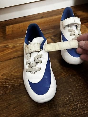 beli uniforma: Dečje fudbalske kopačke Nike – bela osnova sa plavim Swoosh logom. - — 4