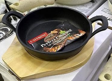 Liveno tiganj sa dvostrukim ručkama na drvenoj podlozi - Materijal