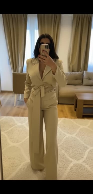 kompleti zenski svecani: Elegantno žensko odelo – bež - Dvodelni komplet: sako sa pojasom i — 1