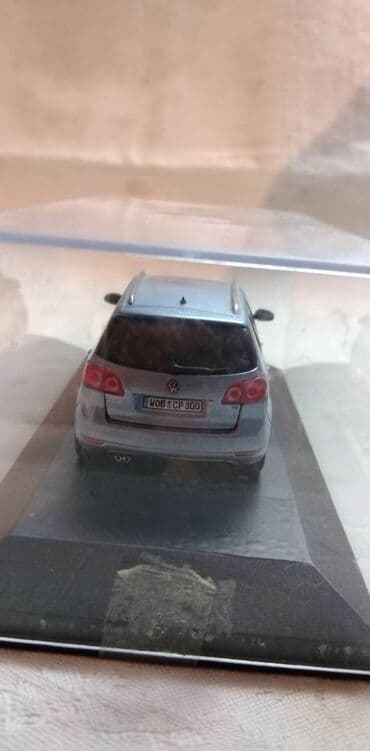 sat na navijanje: Schuco Golf,1:43 kao nov,bez otvaranja,kutija nije original — 2