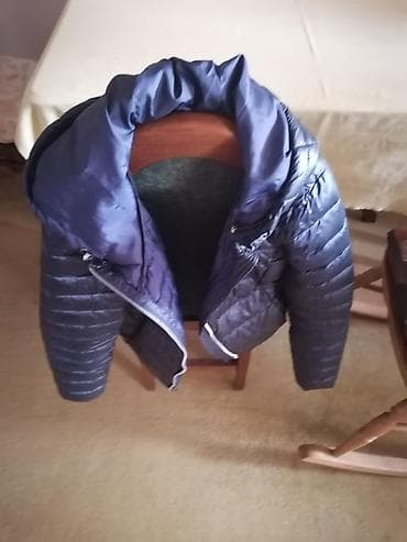 m torbe: Tamnoplava ženska jakna sa kapuljačom - Model: lagana, prošivena — 2
