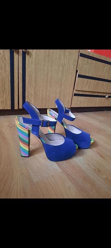 Sandale, broj 39. Sandale potpuno nove, jako udobne, deblja štikla