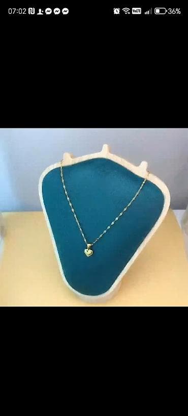 Donji delovi trenerke: Zlatna ogrlica sa priveskom srce - Elegantna lančanića u zlatnom — 1